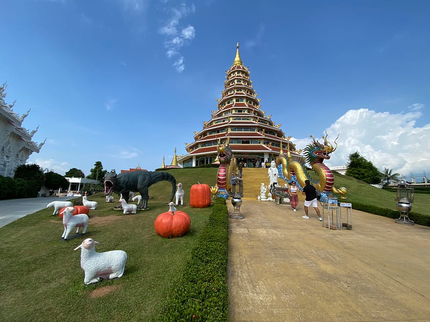 Pagoda xinesa de 9 nivells al complex de Wat Huay Pla Kang, Chiang Rai, amb decoració tradicional i dracs ornamentals