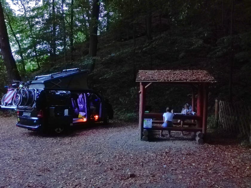Lloc tranquil per dormir amb furgoneta a les afores de Loket, amb taules de pícnic i arbres