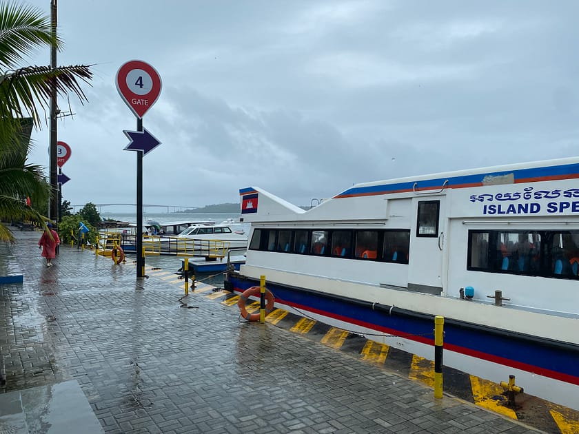 Viatgers esperant el ferry al moll de Sihanoukville per anar a Koh Rong, punt de partida per descobrir què fer a Koh Rong