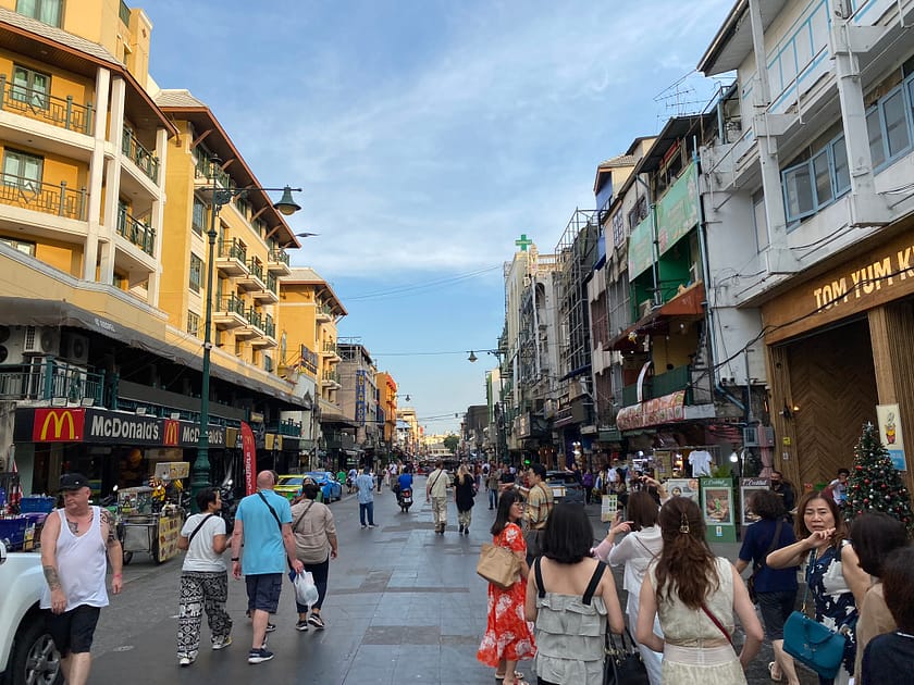 Ambient nocturn a Khao San Road durant un dia a Bangkok