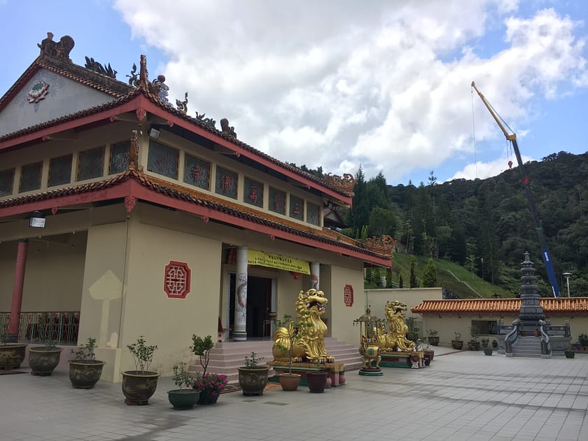 Temple Sam Poh a Cameron Highlands amb arquitectura tradicional xinesa envoltat de vegetació