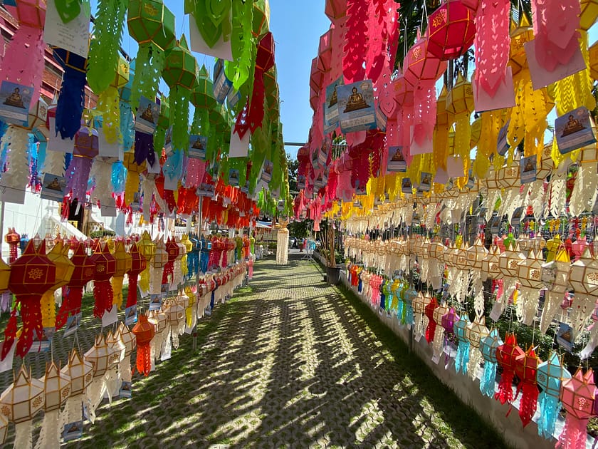 Baderetes de colors penjades en un temple de Chiang Mai durant la ruta de temples i mercats nocturns