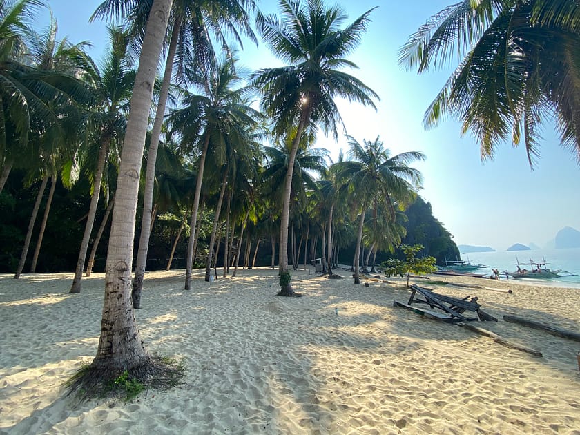 Platja verge d’El Nido amb aigües tranquil·les i vegetació tropical