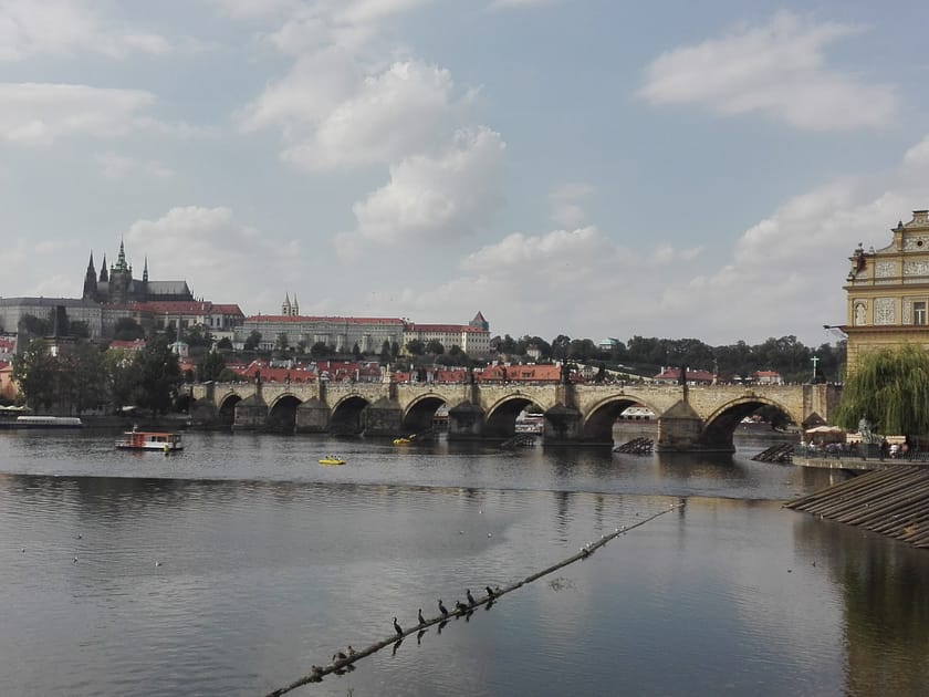 Pont de Carles de Praga amb vistes al Moldava i les seves estàtues històriques