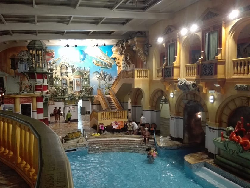 Vista elevada de la piscina coberta de Liberec amb la seva arquitectura peculiar