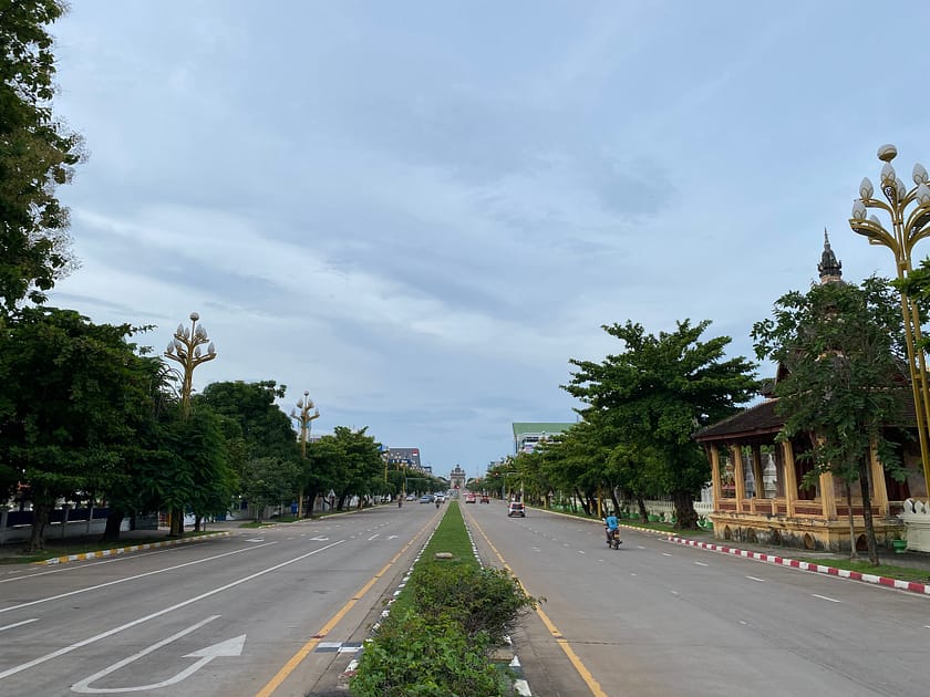 Avinguda buida amb vista al monument Patuxai – Què fer a Vientiane