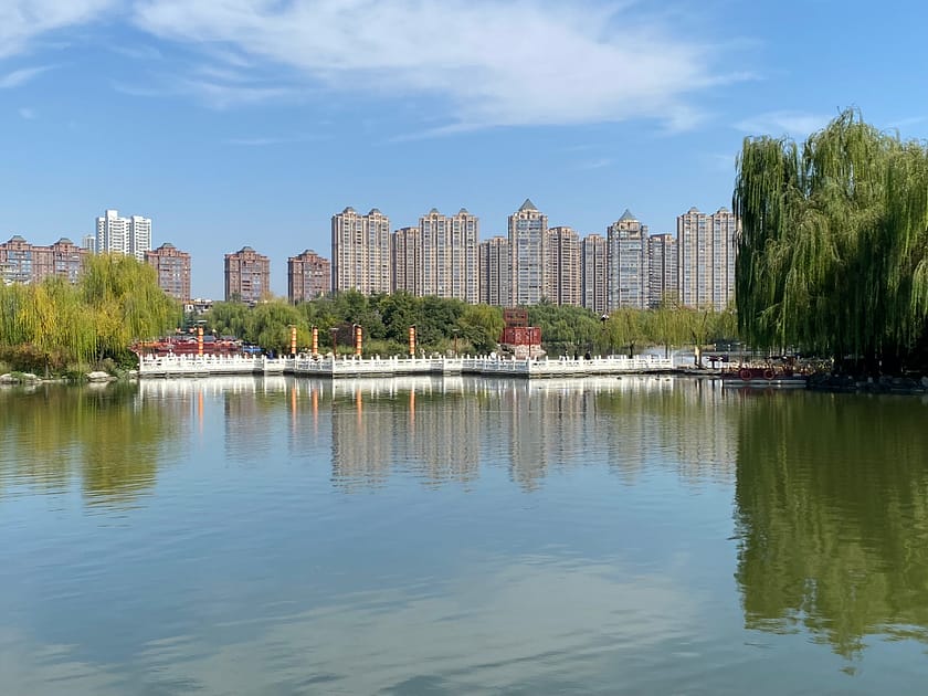 Vista del parc Tang Paradise amb edificis contemporanis de Xi’an al fons