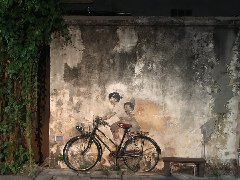 Mural de la bicicleta a George Town amb nens pintats i bicicleta real integrada