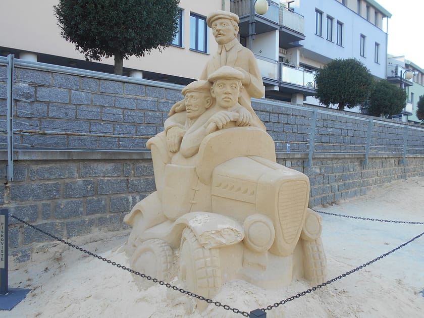 Escultures de sorra al pont de Písek, prop el pont més antic de Txèquia