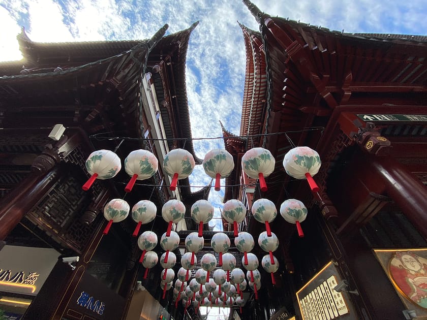 Detall de fanals vermells penjats sota teulades tradicionals xineses a Old Street, Shanghai