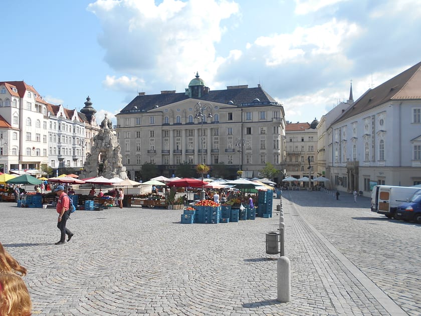 Plaça principal de Brno amb edificis històrics, ambient urbà i vida local