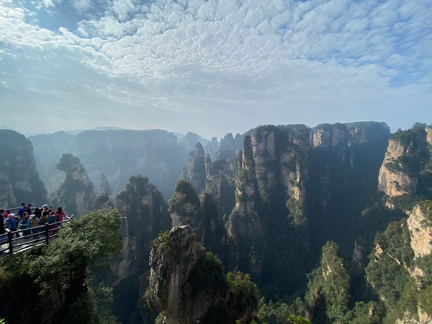 Formacions rocoses verticals de Zhangjiajie que van inspirar les muntanyes flotants de la pel·lícula Avatar