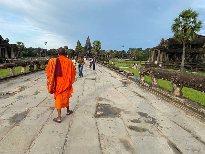 Monjo budista caminant entre les ruïnes d’Angkor Wat – Què fer a Siem Reap
