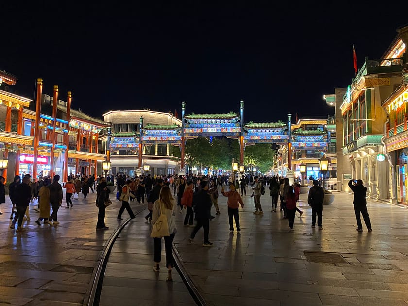 Vista nocturna del carrer Qianmen amb fanals i edificis històrics, conduint cap a la porta de Tiananmen