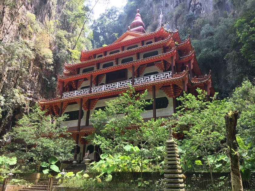 Edifici vermell del temple Perak Tong Cave Temple a Ipoh, Malàisia.