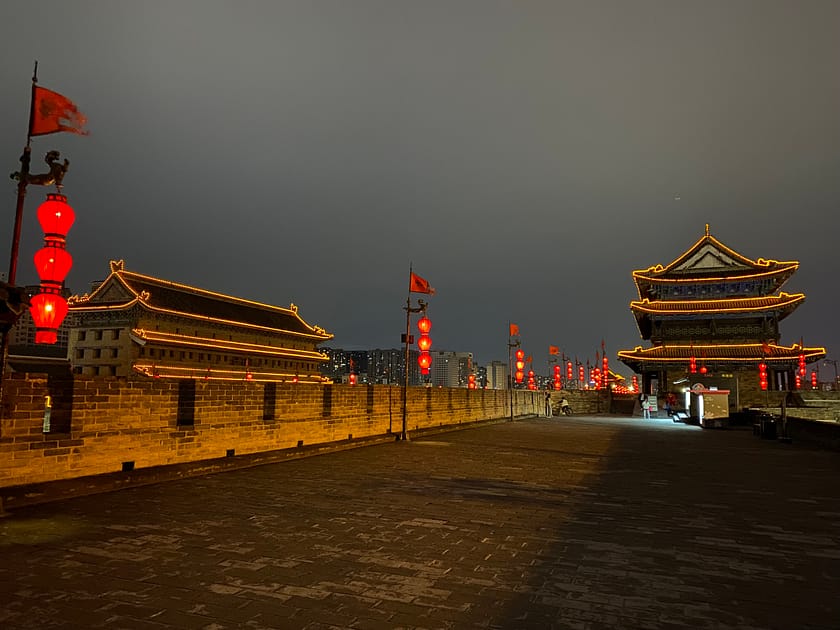 Muralla de Xi’an il·luminada de nit amb fanalets vermells i atmosfera tranquil·la