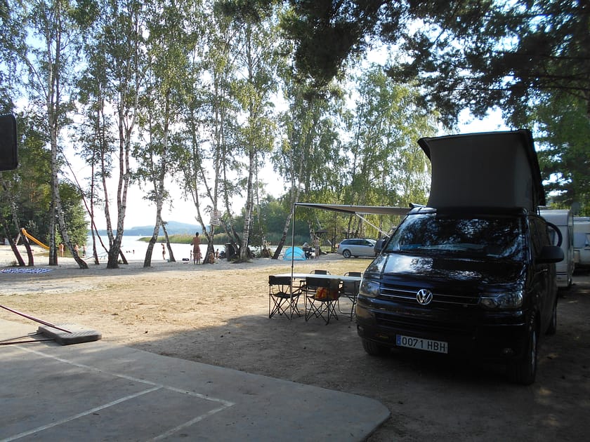Parcel·les del càmping Camping Sloup amb zona verda i espai tranquil per a furgonetes