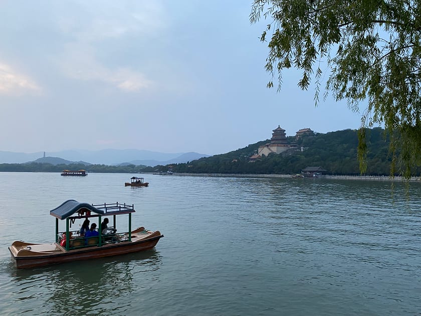 Vista del Palau d’Estiu de Pequín al capvespre, reflectit sobre el llac Kunming