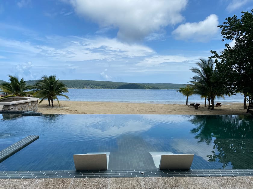 Piscina del Pearl Beach Resort amb vistes al mar a Koh Rong Sanloem