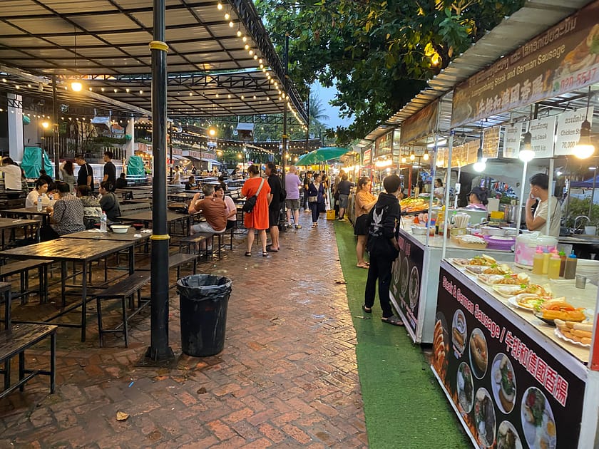 Mercat nocturn de Luang Prabang al carrer Sisavangvong, ple de colors, artesania i gastronomia local, una parada imprescindible per descobrir què fer a Luang Prabang