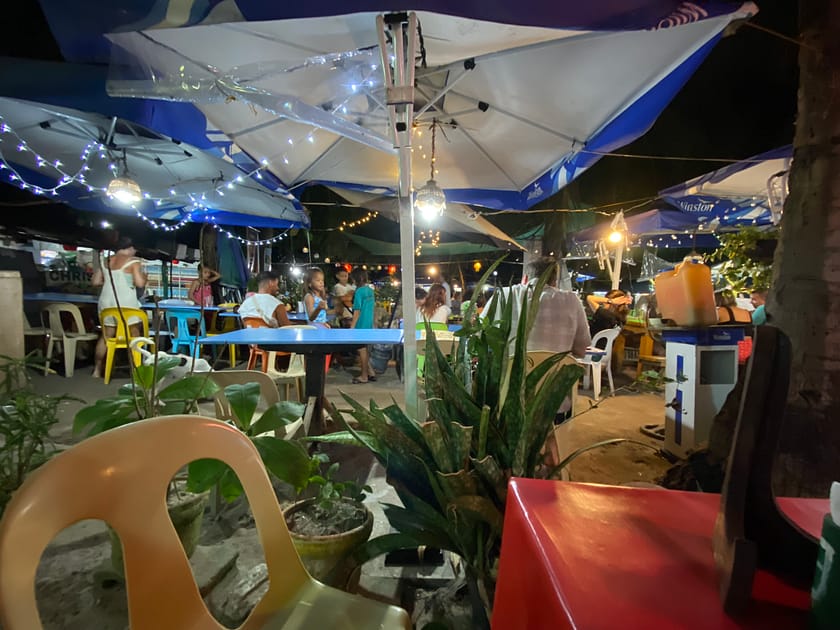 Mercat nocturn a Malapascua amb paradetes de menjar local i llums, ambient autèntic per qui descobreix com anar de Bantayan a Malapascua