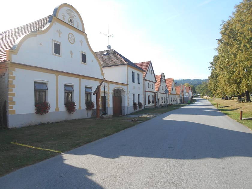 Carrers tradicionals d’Holašovice amb cases rurals ben conservades