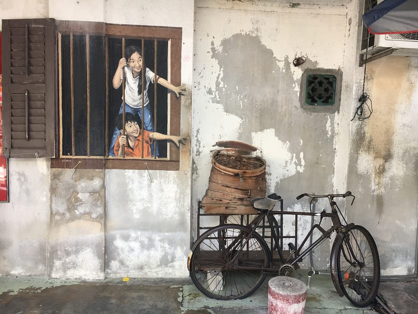 Mural de dos nens en bicicleta a George Town, Penang