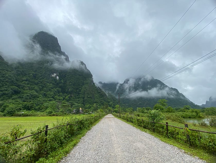 Muntanyes de pedra calcària al voltant de Vang Vieng, paisatge natural imprescindible per descobrir què fer a Vang Vieng