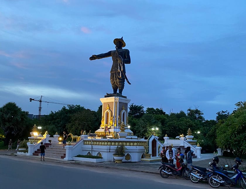 Estàtua del soldat al Monument a la Revolució de Vientiane – Què fer a Vientiane