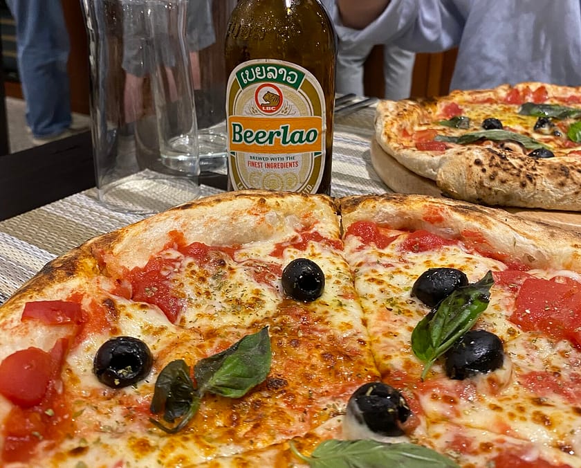 Pizza artesana al forn en restaurant local – Què fer a Vientiane