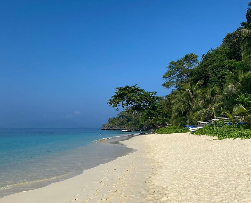 Platja paradisíaca d’El Nido amb aigües turqueses i vegetació tropical