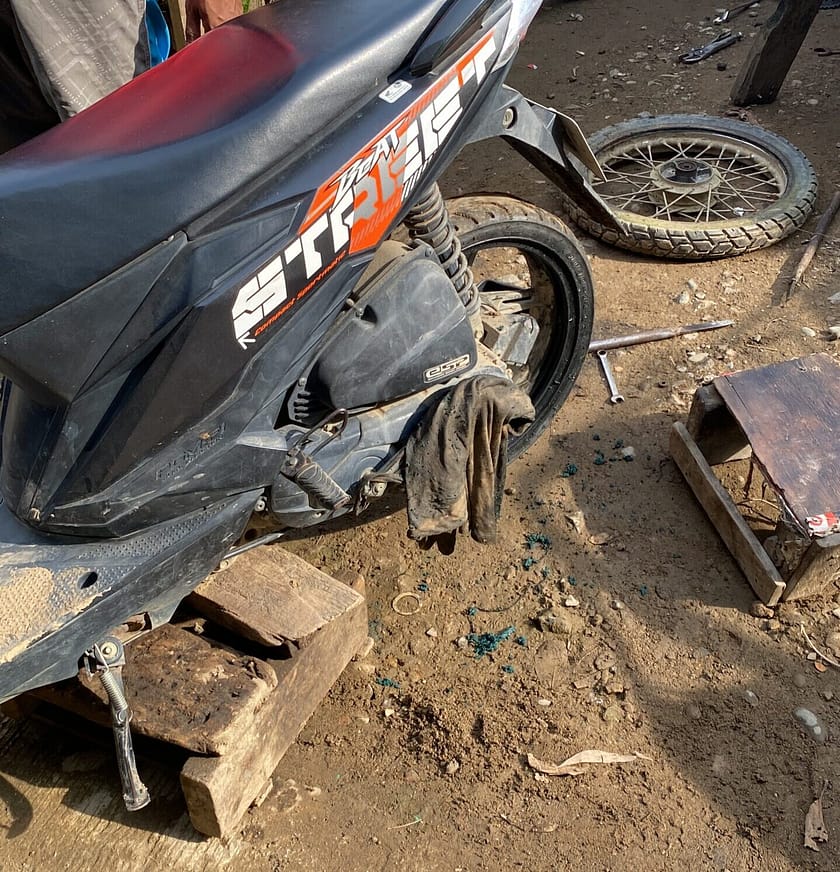 Moto amb càmera d’aire punxada en un taller local d’El Nido