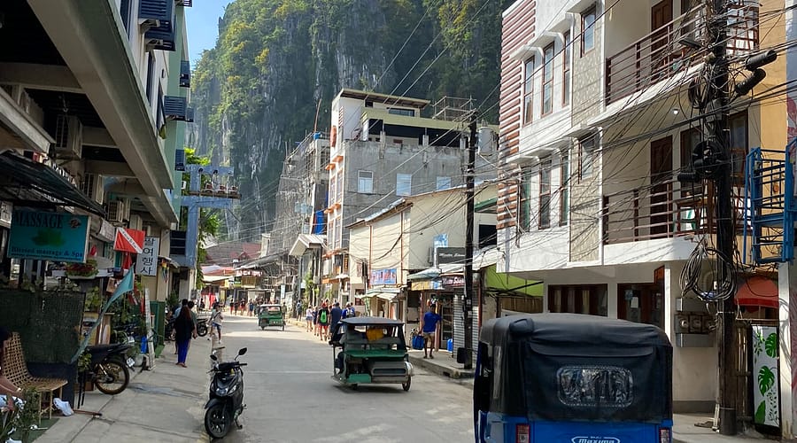 Tricicle circulant per un carrer d’El Nido, Filipines