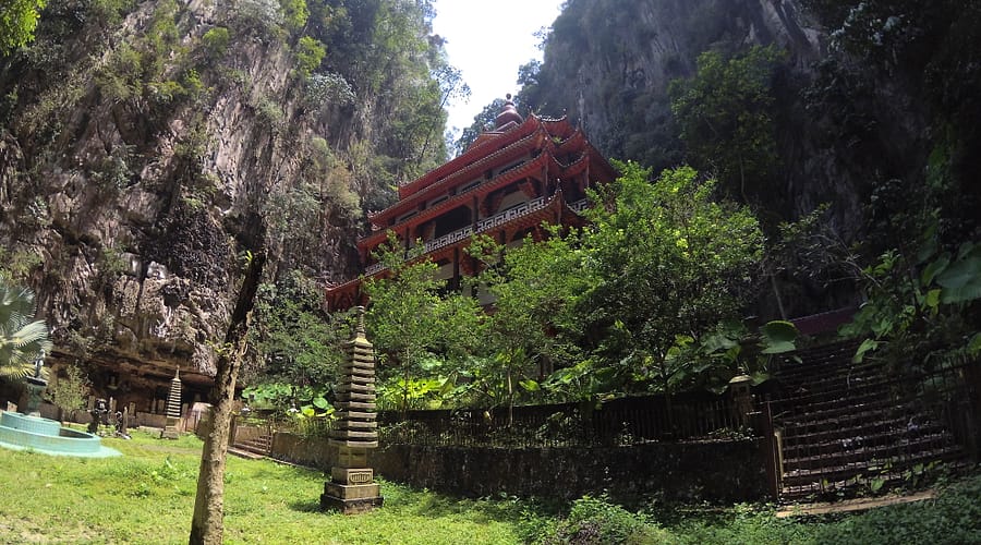 Temple Sam Poh Tong vermell entre roques calcàries a Ipoh, Malàisia – Què fer a Ipoh en un dia