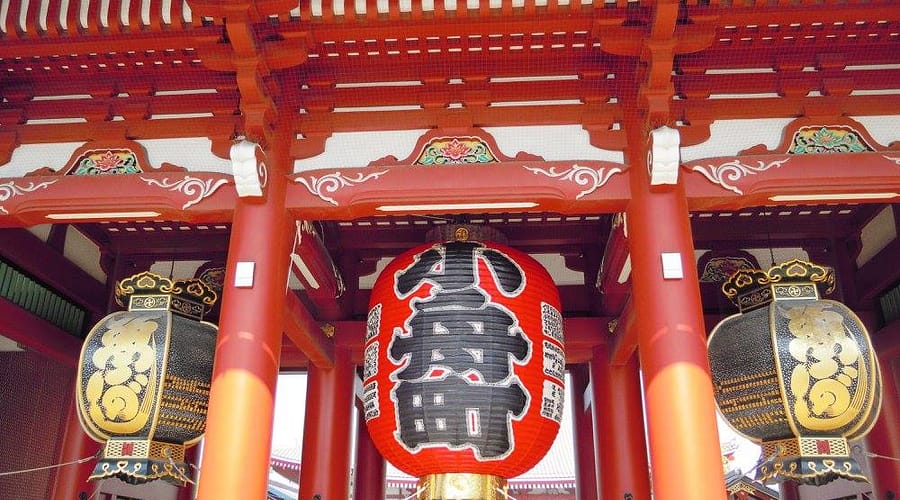 Porta Kaminarimon del temple Sensō‑ji a Asakusa amb el gran fanalet vermell tradicional.