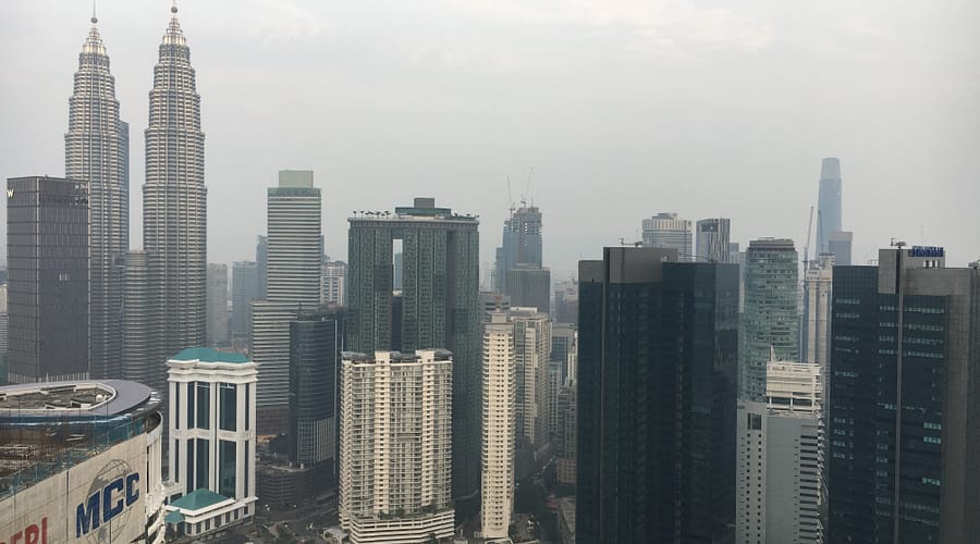 Vista panoràmica de les Torres Petronas amb l’skyline de Kuala Lumpur, ideal per una ruta de Kuala Lumpur en un dia