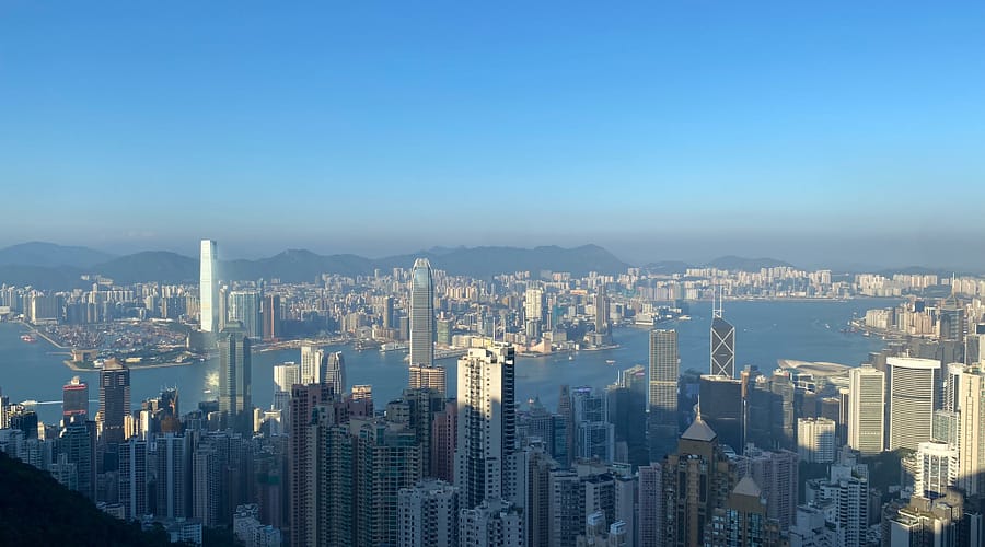 Panoràmica de Hong Kong vista des de Victoria Peak, amb gratacels, la badia i el cel al capvespre