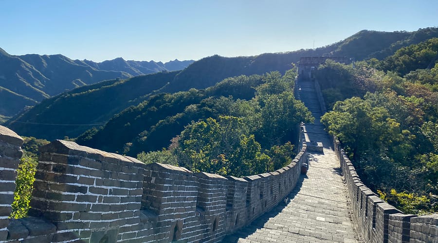 Vista panoràmica de la Gran Muralla Xina a Mutianyu amb vegetació verda, direcció est