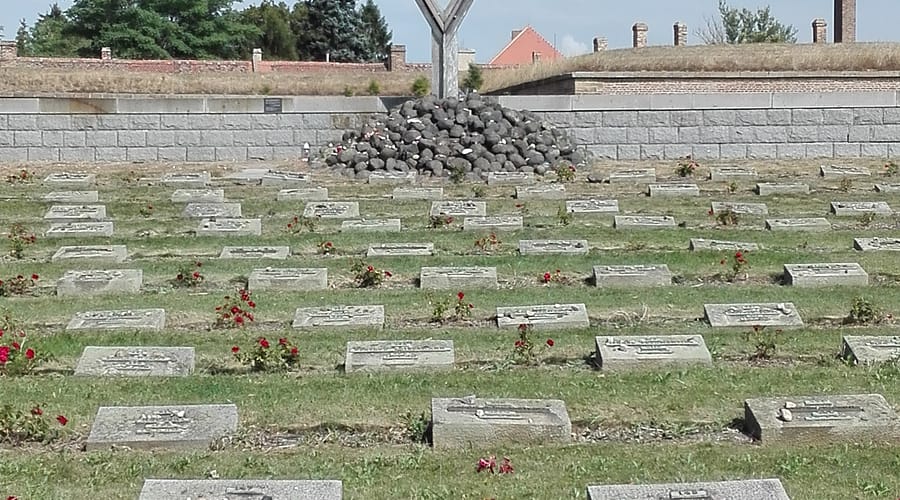 Cementiri de Terezín amb files de tombes i memorials de les víctimes de l’Holocaust