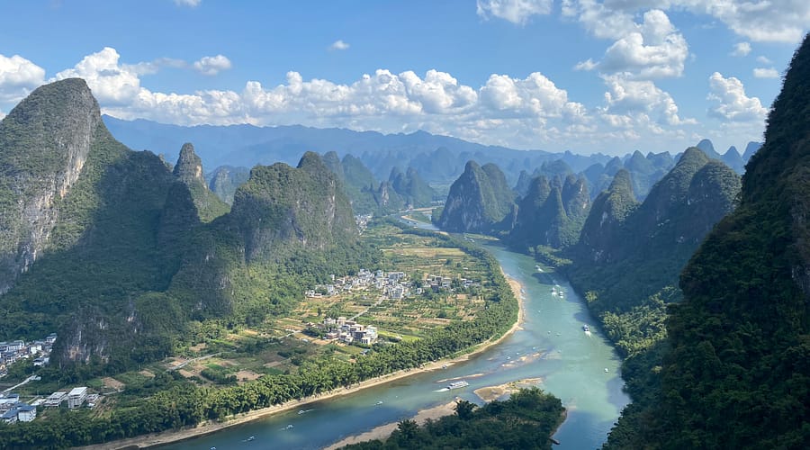 Paisatge del riu Li serpentejant entre muntanyes kàrstiques vist des del mirador de Xingping, Guangxi, Xina