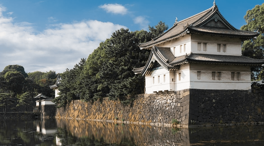 Muralles i fossat del Palau Imperial de Tòquio amb el pont Nijubashi.