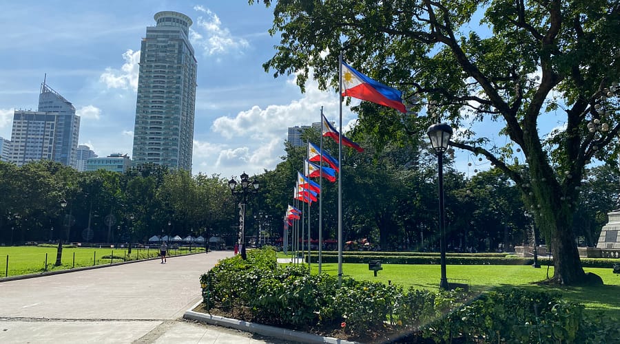 Banderes de Filipines onejant al Rizal Park davant del monument a José Rizal