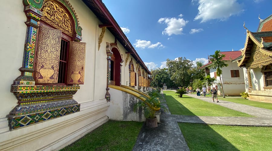 Exterior del Wat Lok Moli amb arquitectura Lanna i vegetació, temple històric de Chiang Mai