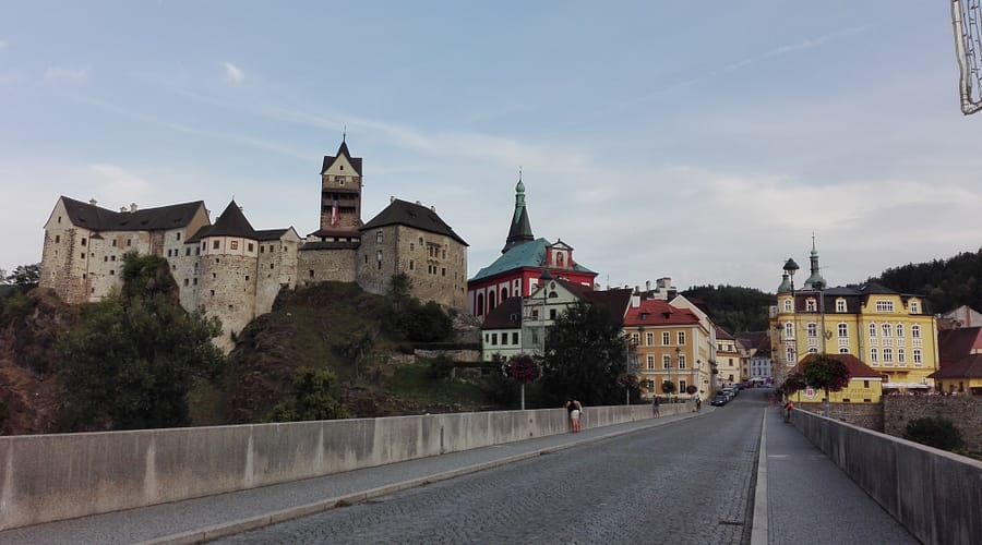 Vista del castell de Loket des del pont, amb el riu Ohře i les cases medievals