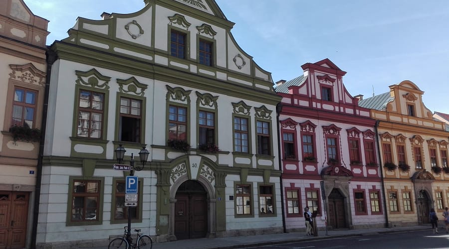 Façanes històriques de Hradec Králové amb edificis de colors al centre de la ciutat