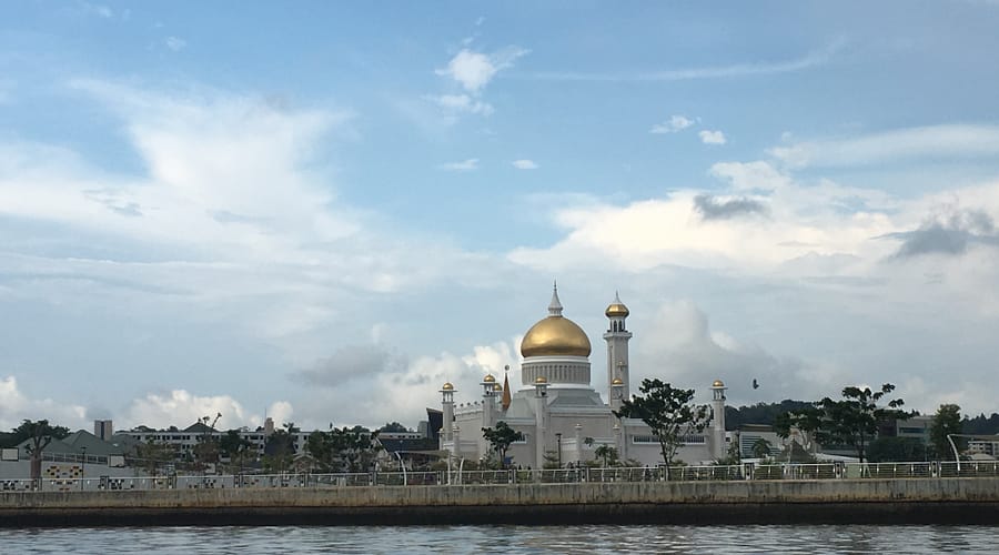 Vista diürna de la mesquita Sultan Omar Ali Saifuddien des del riu a Bandar Seri Begawan
