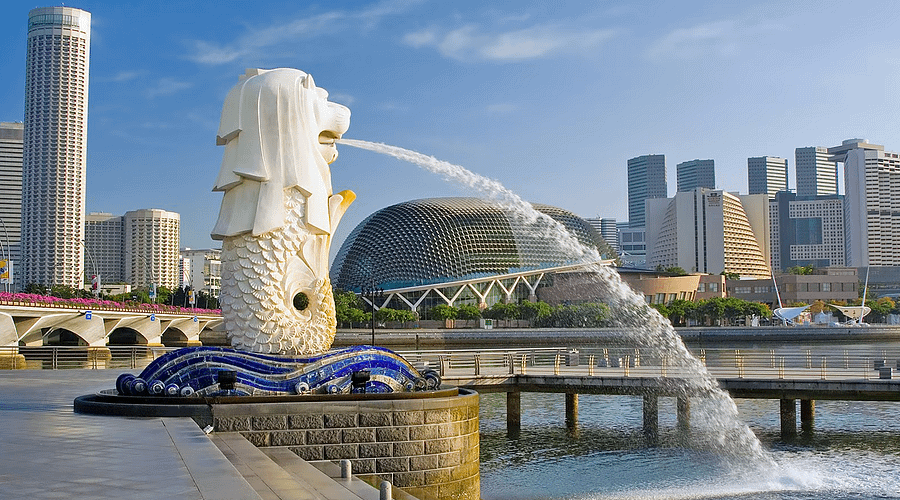 stàtua del Merlion escopint aigua a la badia de Singapur durant el viatge