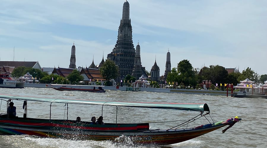 Arribada al Wat Arun des del riu Chao Phraya en un dia a Bangkok