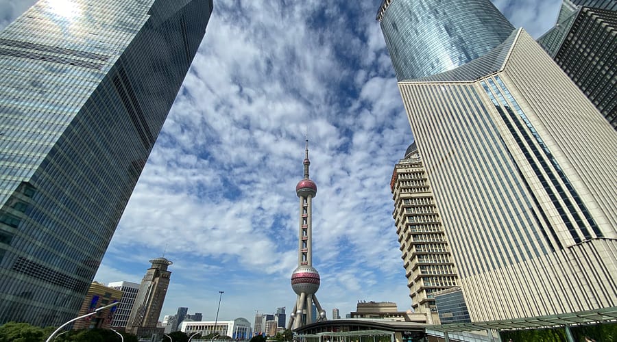 Vista de la Torre de Shanghai des de les passarel·les exteriors amb el cel urbà de fons