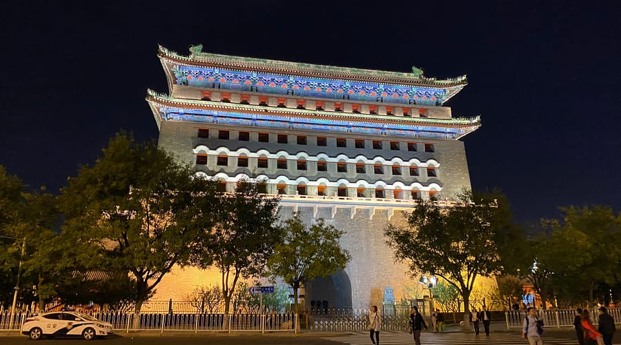 Porta d’accés a la plaça Tiananmen il·luminada de nit amb arquitectura tradicional xinesa